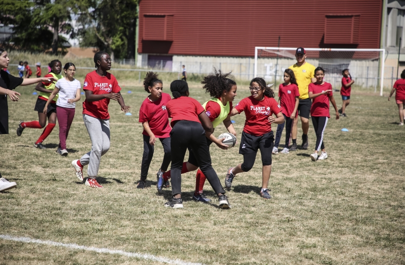Une équipe de filles jouant au rugby