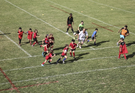 Filles et garçons sur un terrain de foot dans un QPV